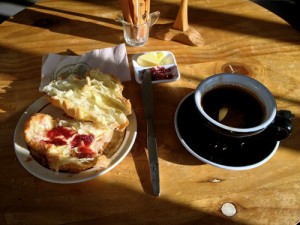 NH_Frühstück_Croissant_Café
